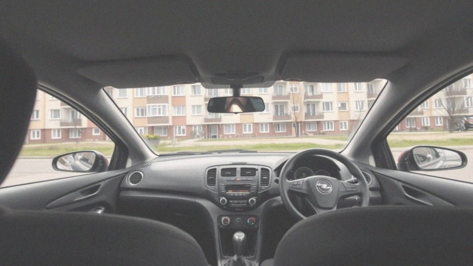 Jakie wersje wyposażenia są dostępne dla Opla Corsa D?
